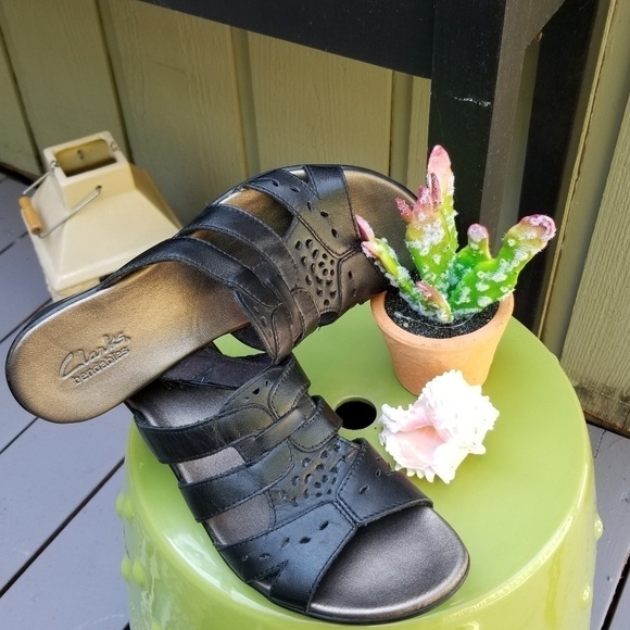 CLARKS bendables Sandals - Picture 1 of 4